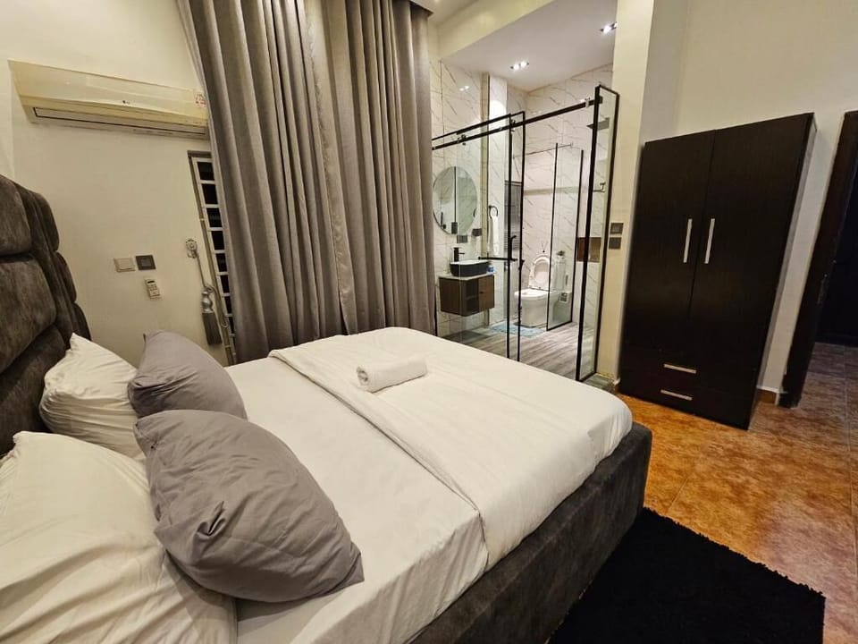 Deluxe Room, Balcony, City View | Desk, laptop workspace, blackout drapes, soundproofing