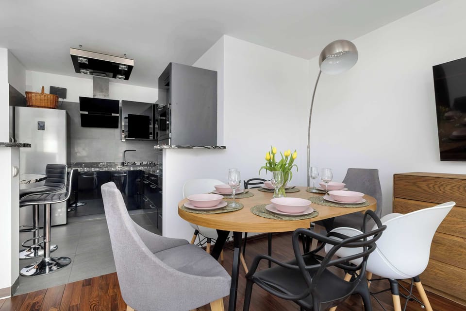 Decorative dining table detail with fresh flowers and elegant styling
