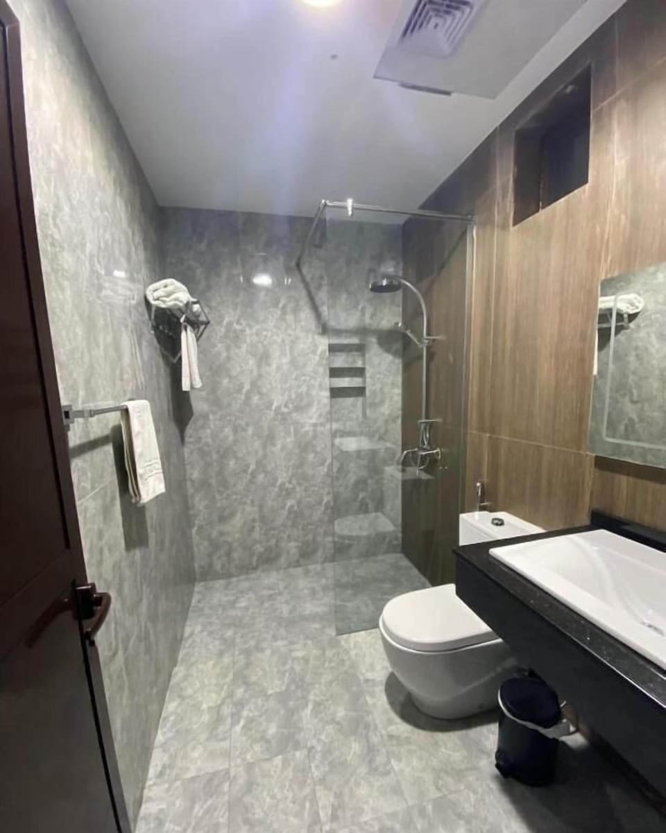 Luxury Suite, Desert View | Bathroom | Slippers