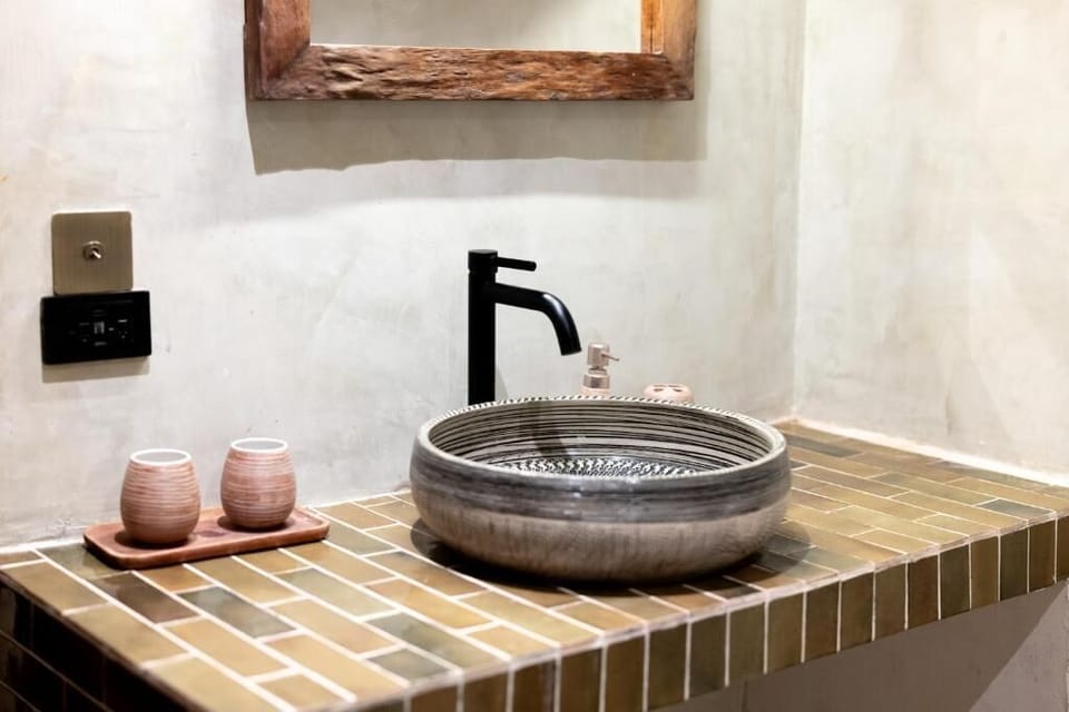Deluxe Twin Room | Bathroom | Shower, hair dryer, towels, soap