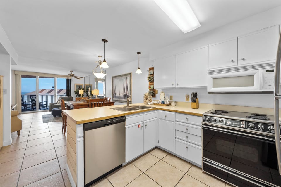 Exclusive Condo, Beach View | Private kitchen | Coffee/tea maker, fridge, microwave, oven