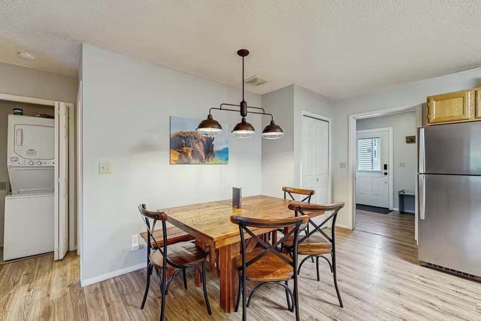  Dining area: Table with seating for 6, barstools