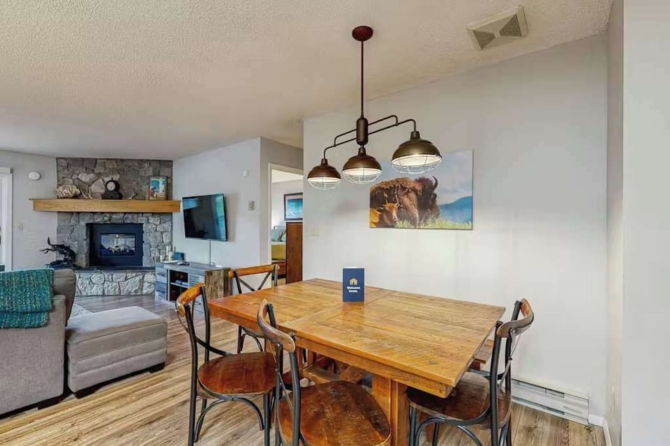  Dining area: Table with seating for 6, barstools
