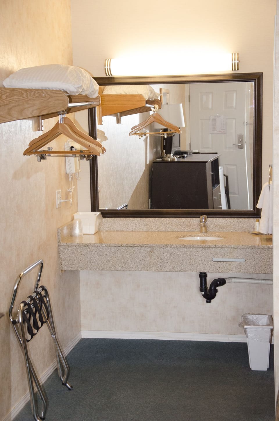 Combined shower/tub, free toiletries, hair dryer, towels