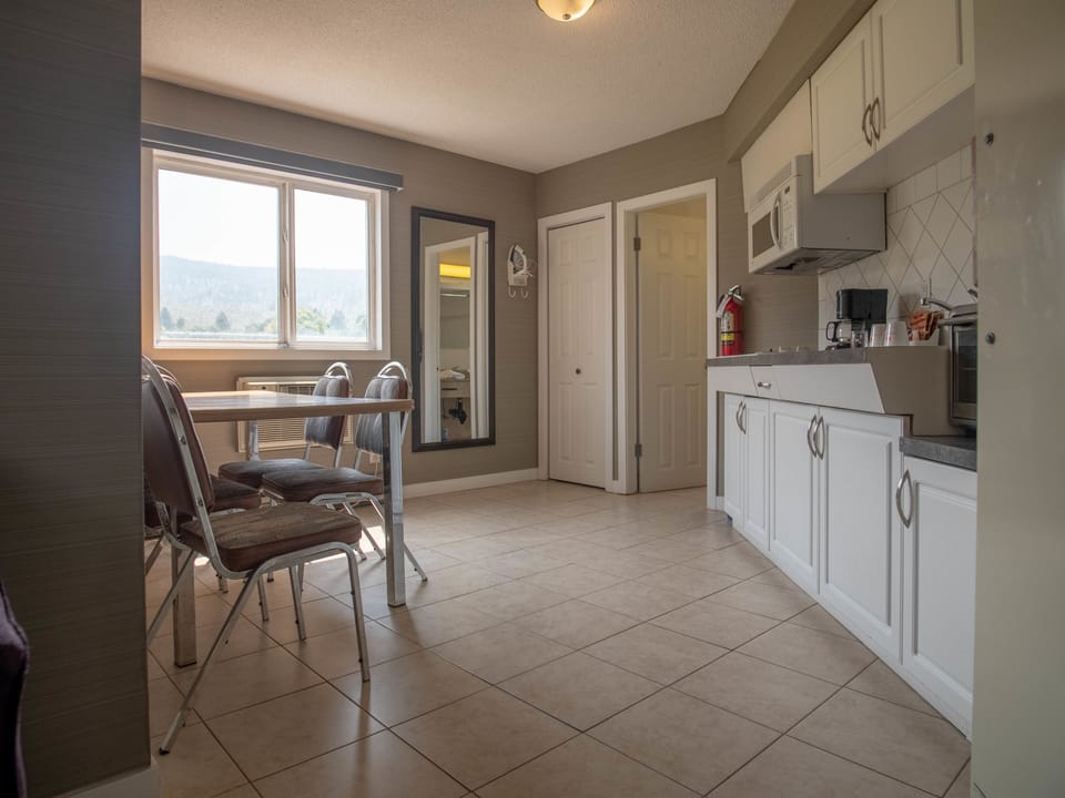 Family Suite, Non Smoking, Kitchenette (Non-Pet Friendly) | Private kitchen | Fridge, microwave, paper towels