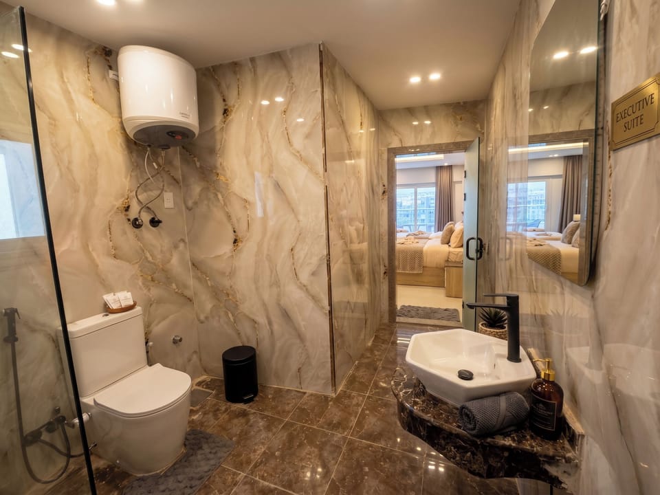 Deluxe Suite with Mountain View | Bathroom | Free toiletries, slippers, bidet, towels