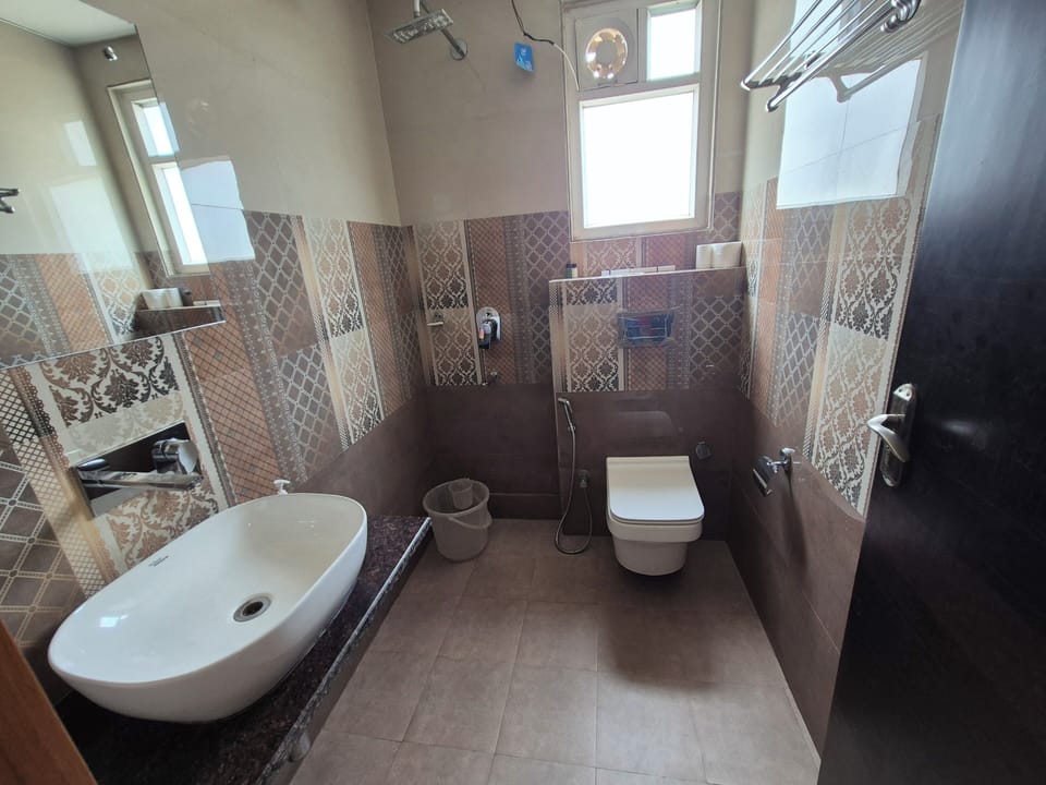 Deluxe Room | Bathroom | Free toiletries, towels, soap, shampoo