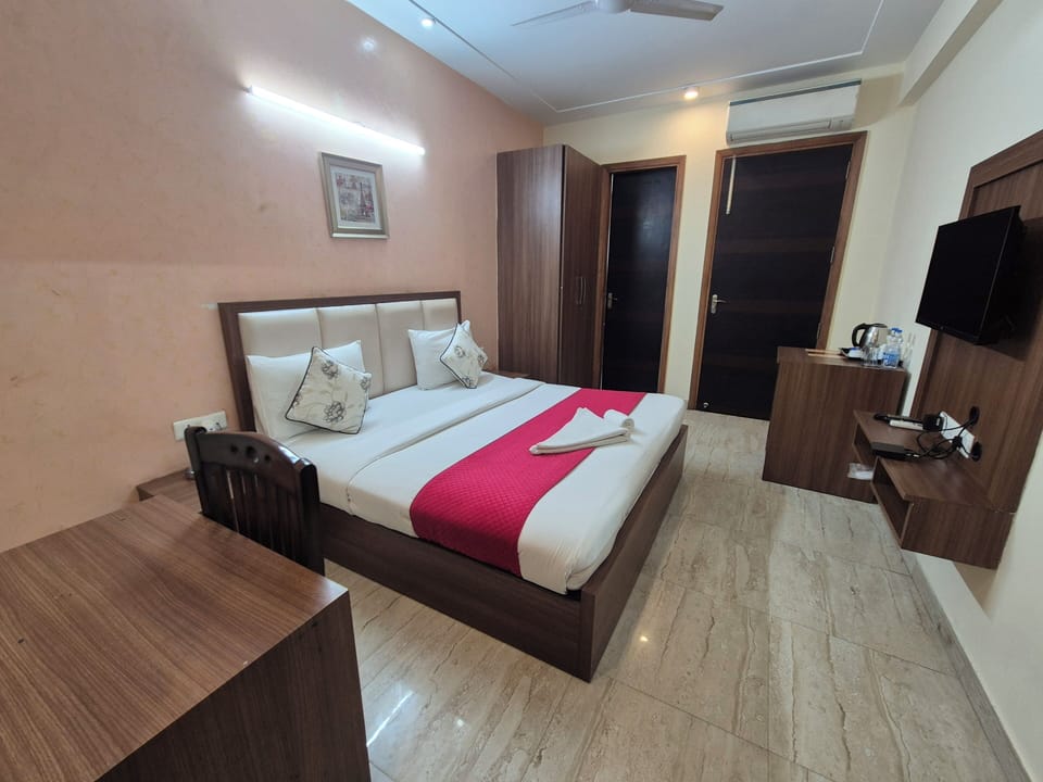 Desk, laptop workspace, free WiFi