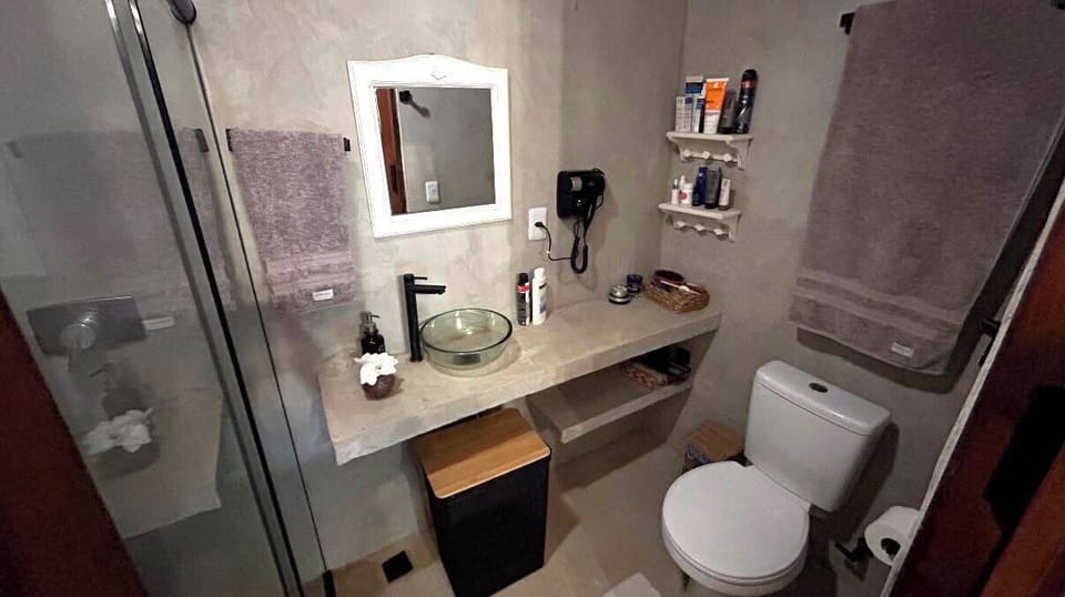 Twin Room (Quarto 3 Cabana) | Bathroom | Shower, hair dryer, towels, soap