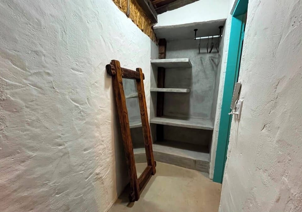 Twin Room (Quarto 2 Casinha da Vila) | Bathroom | Shower, hair dryer, towels, soap