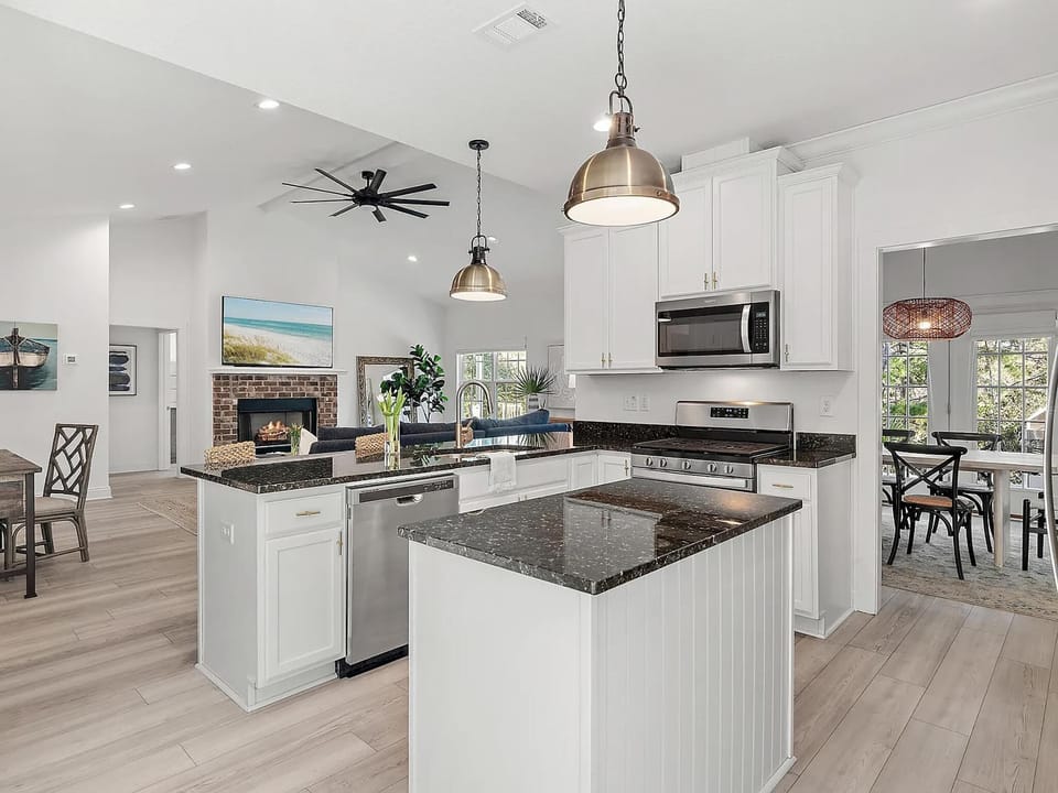 House, Multiple Beds (Abby's Abode) | Private kitchen