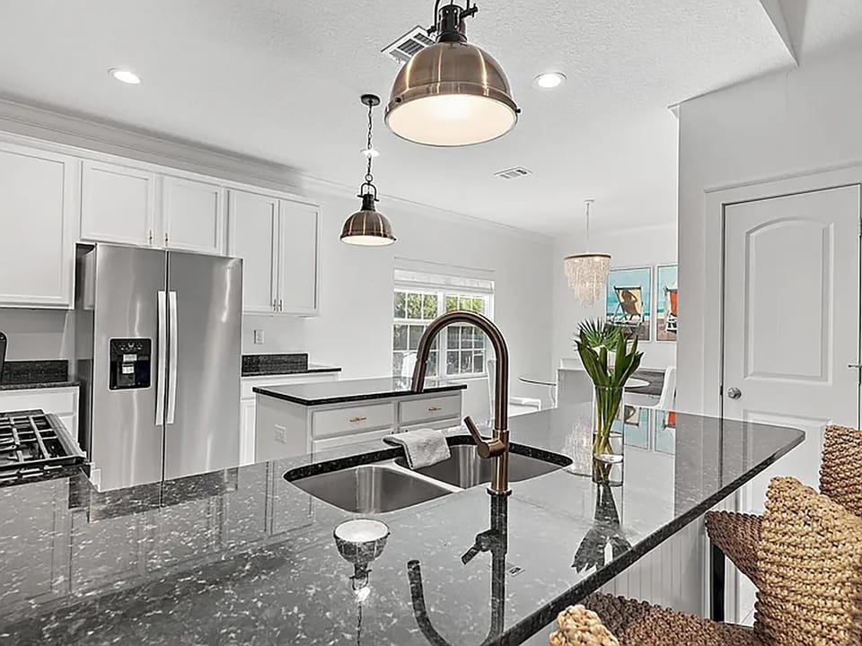 House, Multiple Beds (Abby's Abode) | Private kitchen