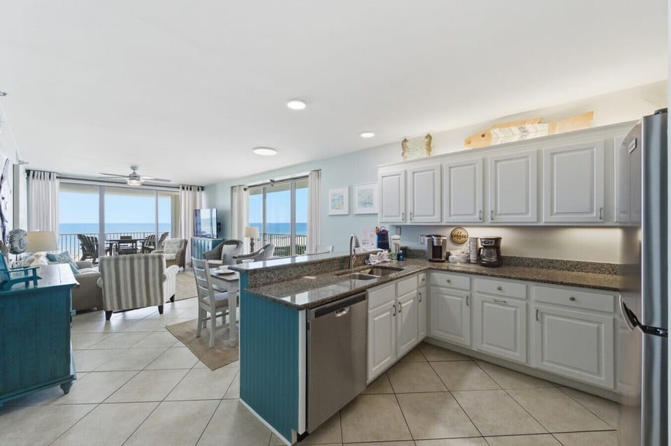 Open Concept Kitchen, Dining & Living Space
