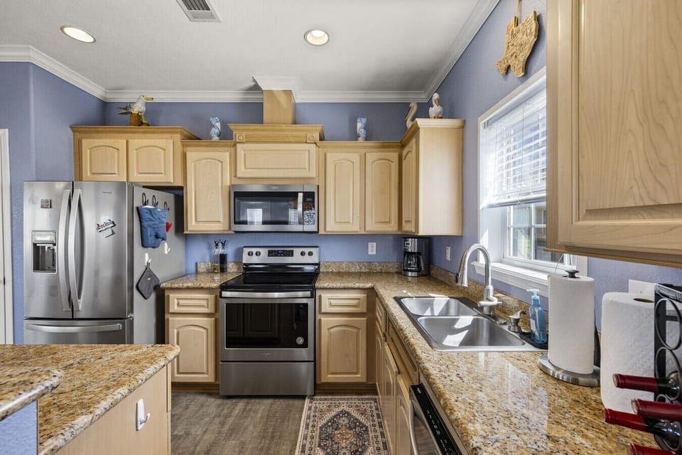 Fully equipped kitchen with everything you need for family meals and beach snacks