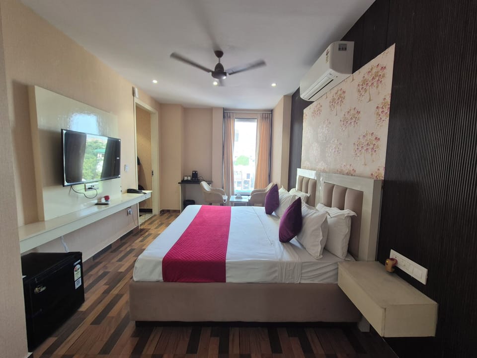 Desk, laptop workspace, free WiFi