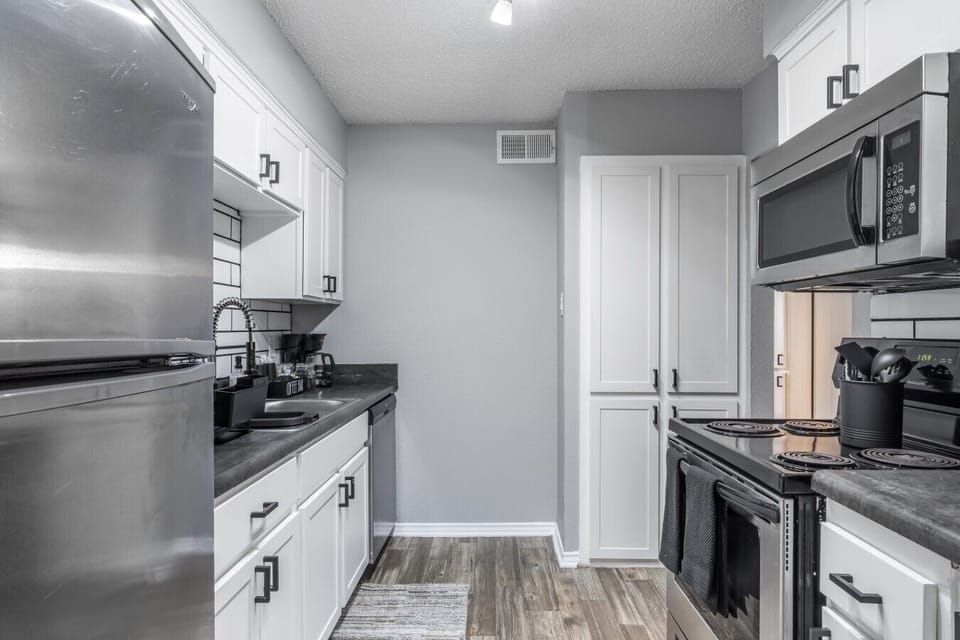 Fully equipped kitchen with modern appliances, perfect for preparing meals during your stay in Arlington. A convenient option for longer stays, game weekends, or concert trips near AT&T Stadium