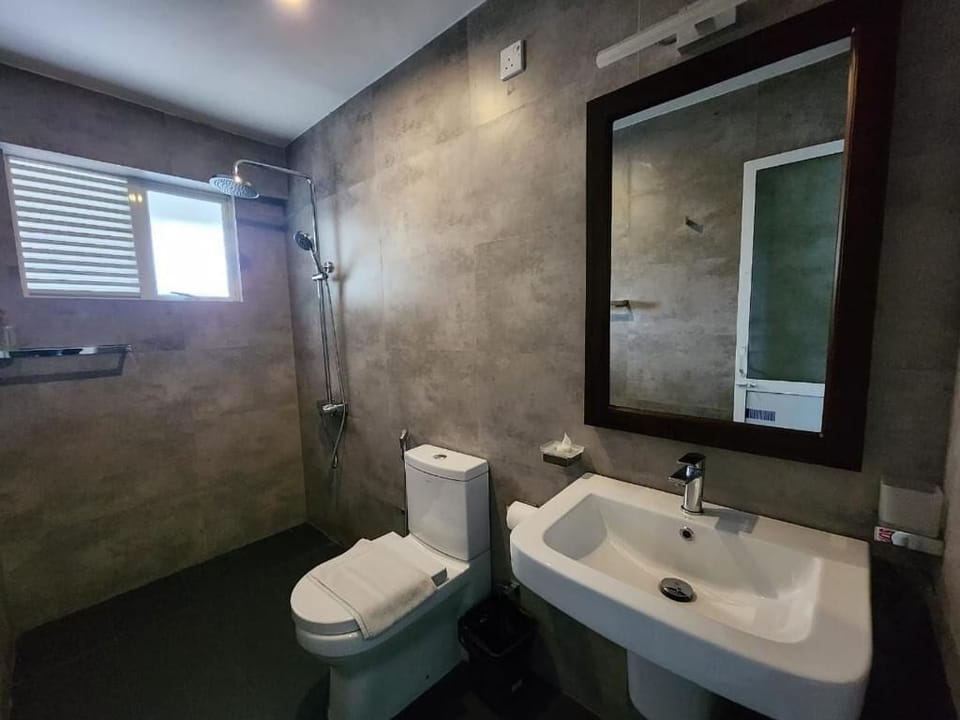 Deluxe Double Room, Balcony, Lake View | Bathroom | Shower, free toiletries, hair dryer, bidet