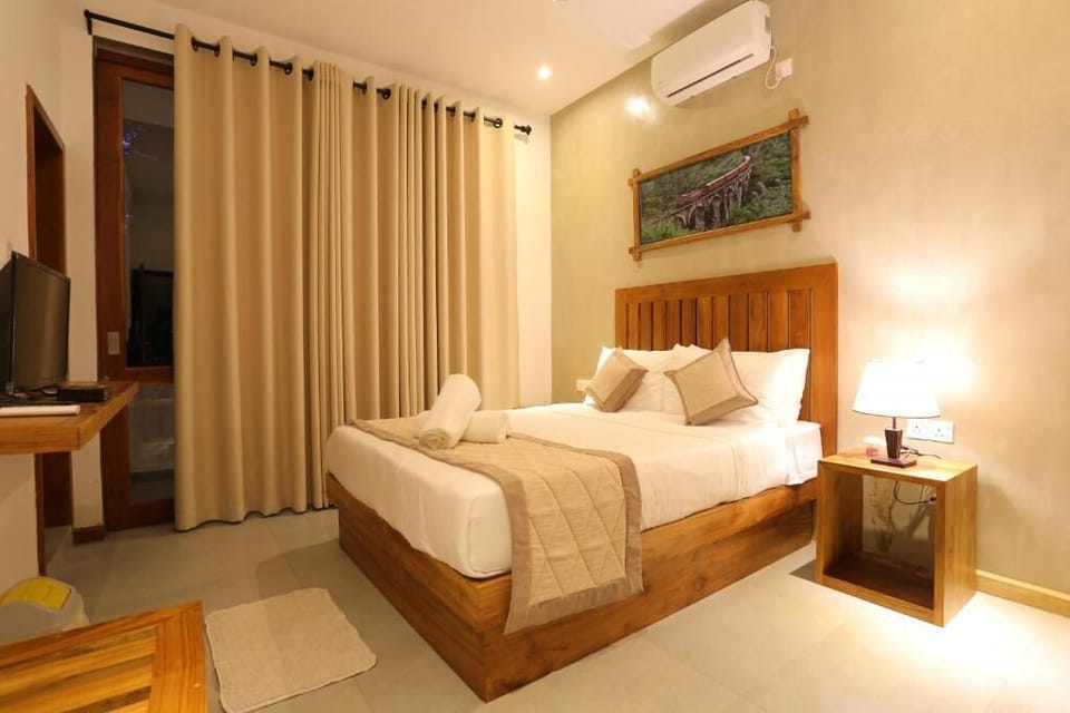 Deluxe Double Room, Balcony, Lake View | Laptop workspace, free WiFi