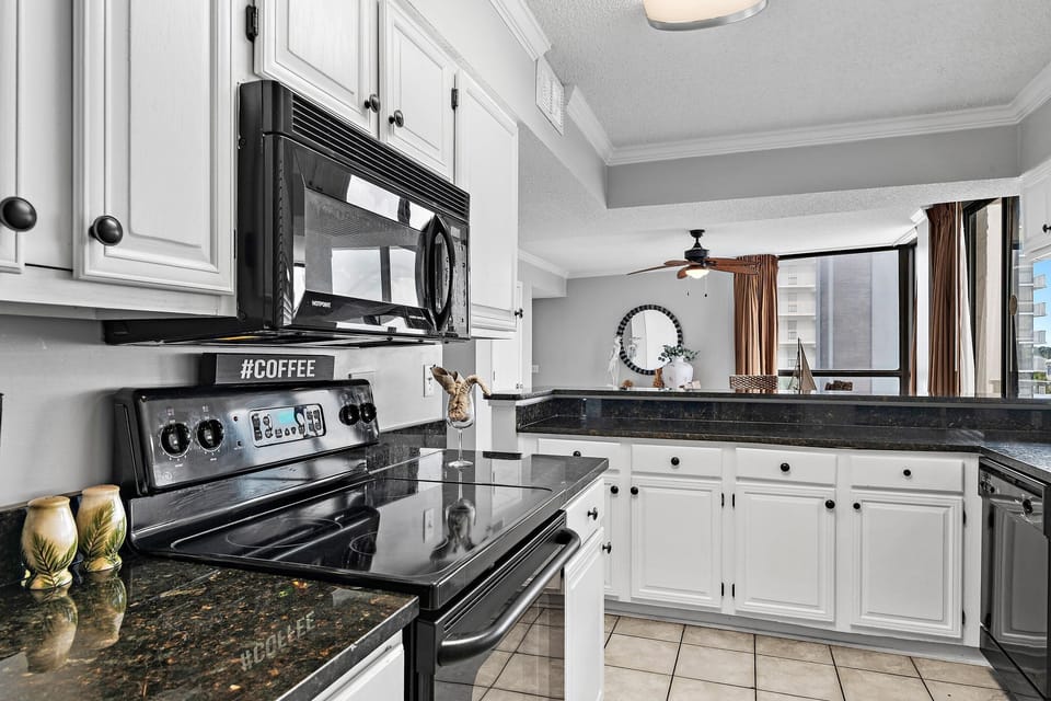 Condo, Multiple Beds (Mainsail 334) | Private kitchen | Oven