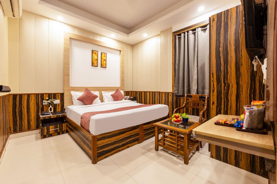 Desk, laptop workspace, free WiFi, bed sheets