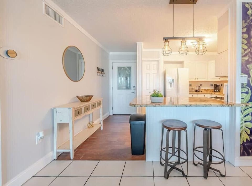 Kitchen with breakfast bar