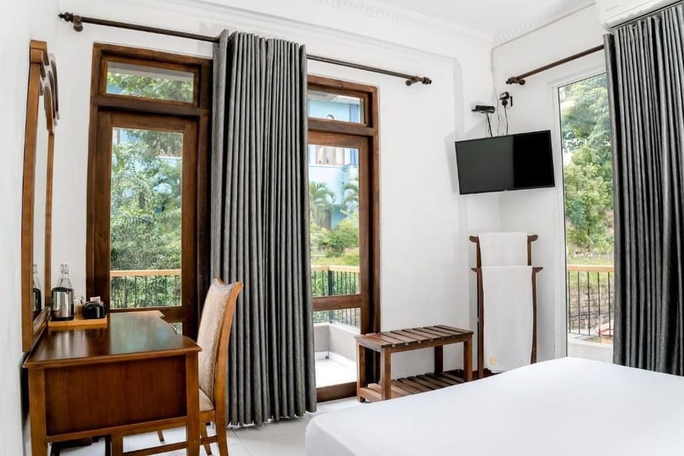 Deluxe Double or Twin Room, Balcony, Garden View | Laptop workspace