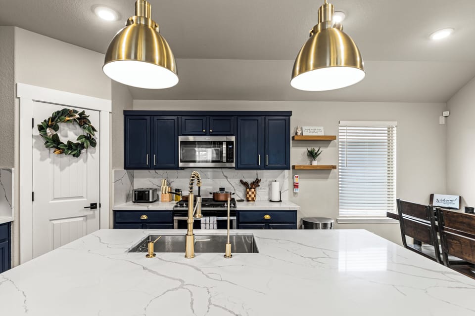 Modern kitchen with gold hardware and finishes, blending luxury and comfort!