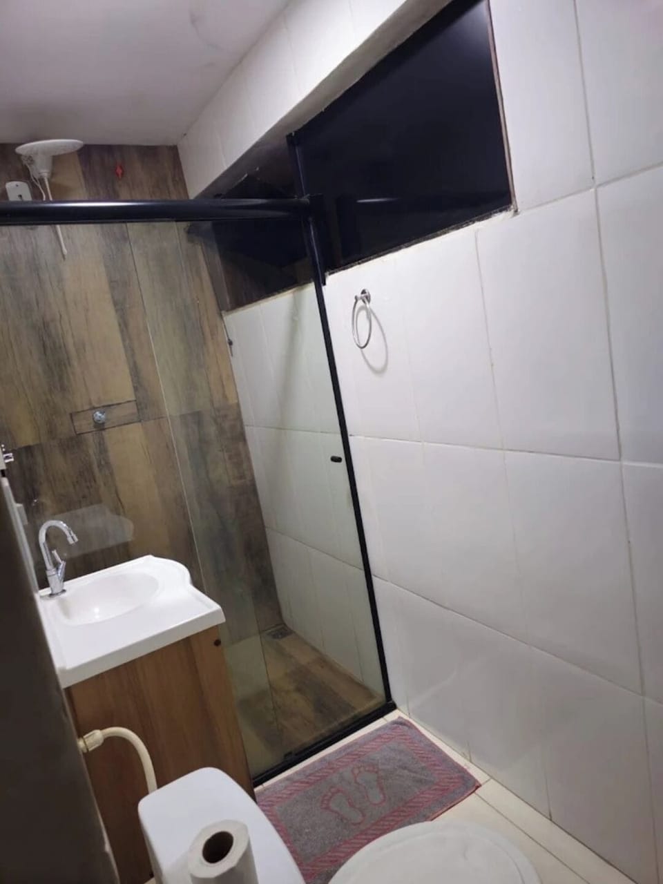 Comfort Twin Room | Bathroom | Shower, free toiletries, towels, soap