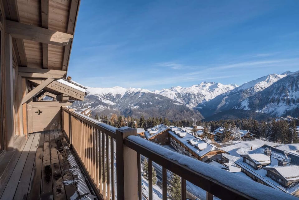 Beautiful mountain-view balcony, a peaceful spot to enjoy fresh alpine air and Courchevel scenery.