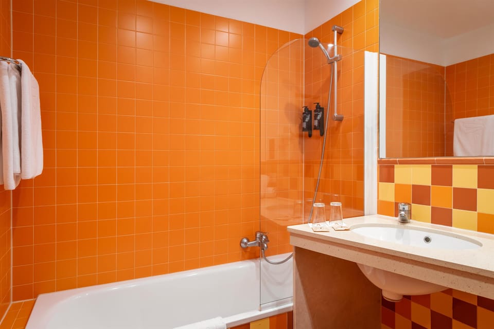Bathtub, free toiletries, hair dryer, bidet