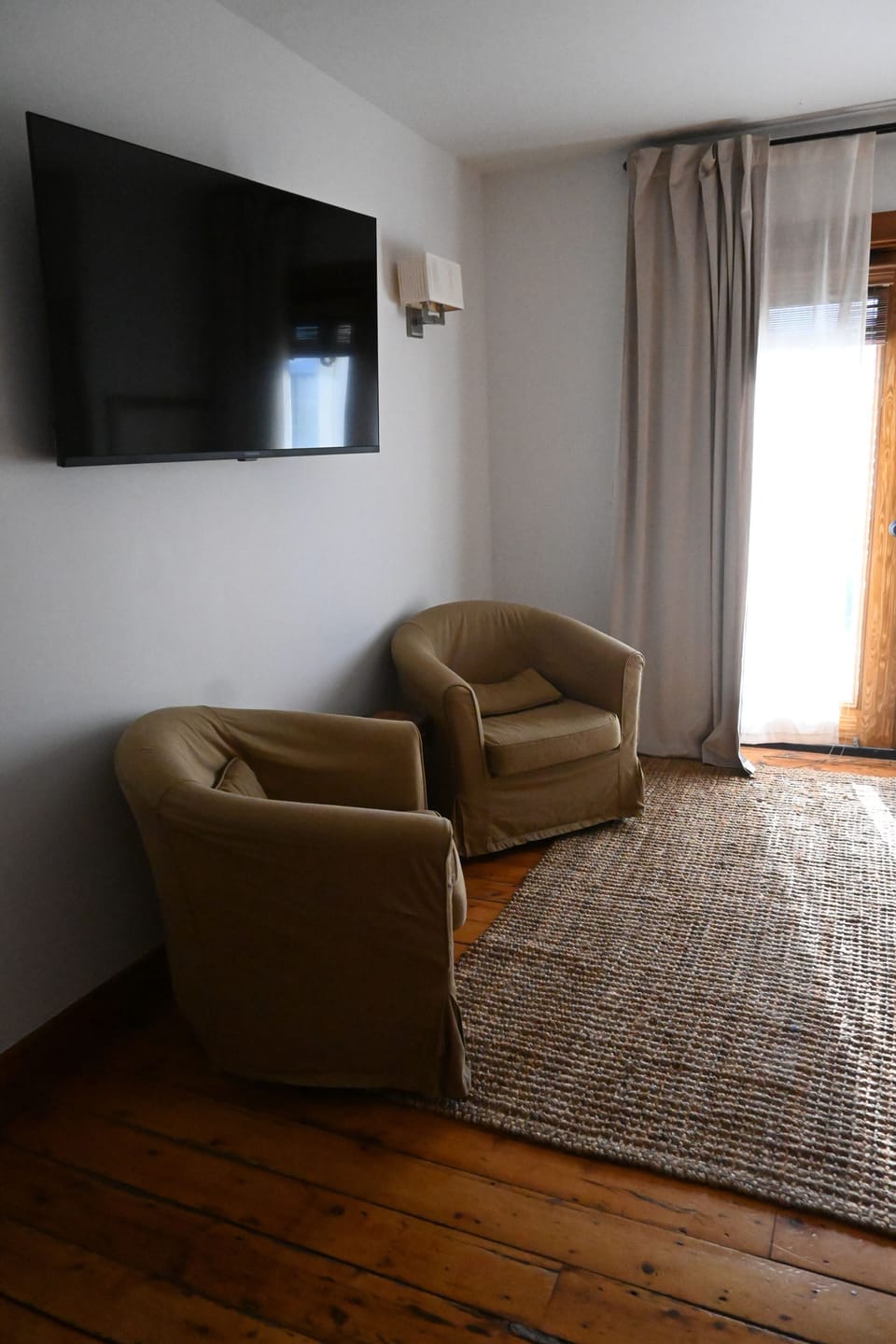 Standard Room, Balcony, River View | Living area