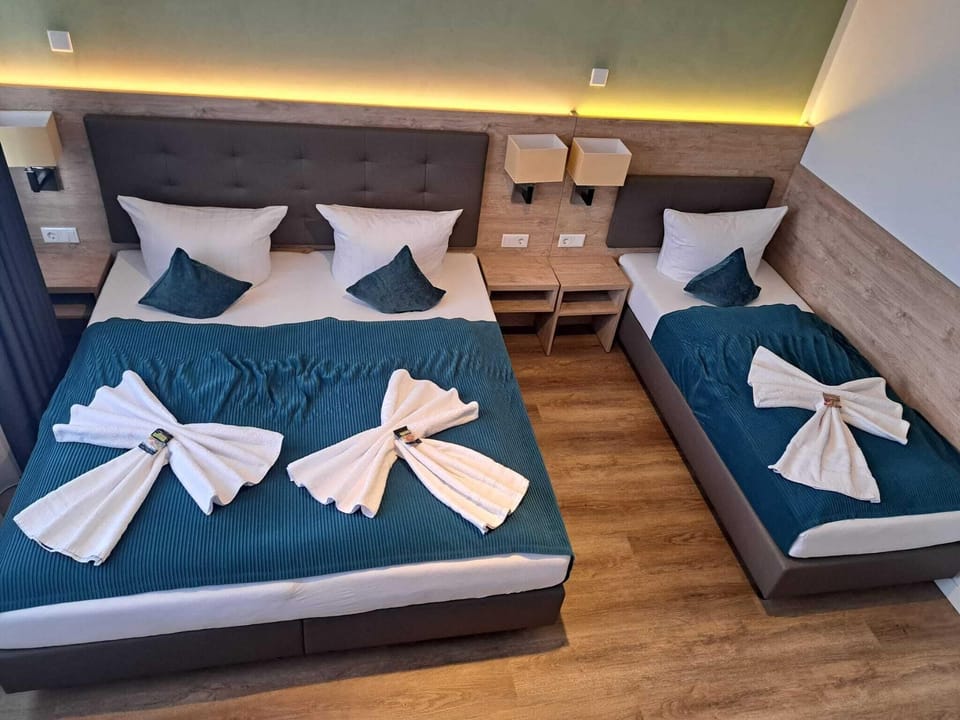 Comfort Triple Room, Courtyard View | Premium bedding, laptop workspace, travel crib, free WiFi
