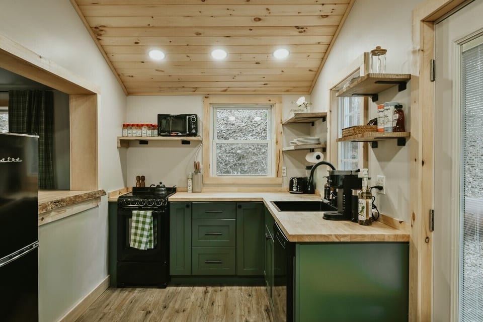 Kitchen [Oven-Fridge/Freezer-Dishwasher]