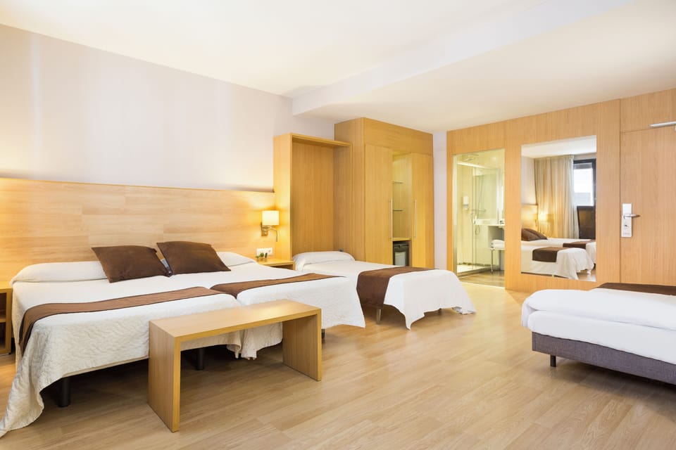 Quadruple Room | Minibar, in-room safe, desk, laptop workspace
