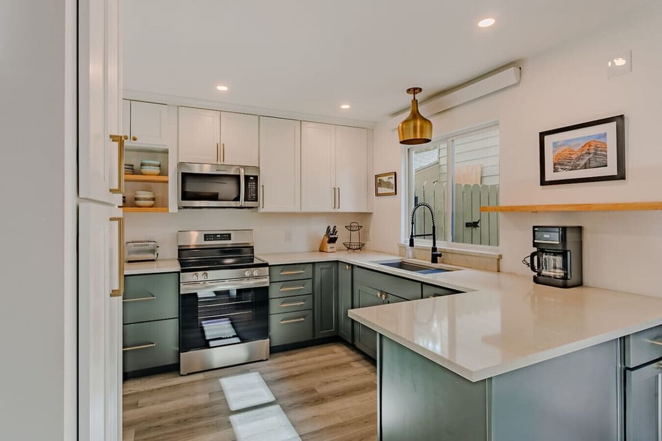 Bright kitchen with breakfast bar