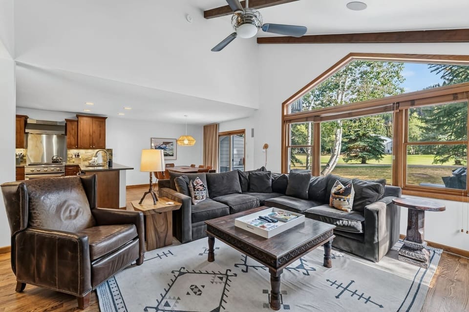 Spacious living room with fireplace and Smart Tv