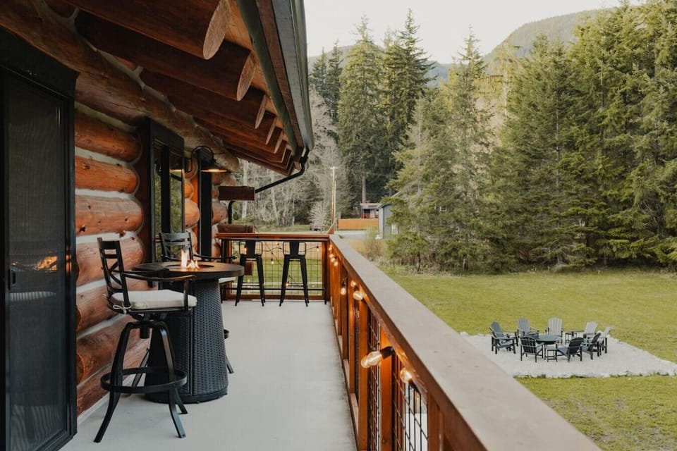 Upstairs Balcony – Seating areas, tables & a fire table create the perfect spot for morning coffee or evening drinks overlooking the backyard and firepit area. Accessible from the upstairs king suite, ensuite bathroom & loft multipurpose room.