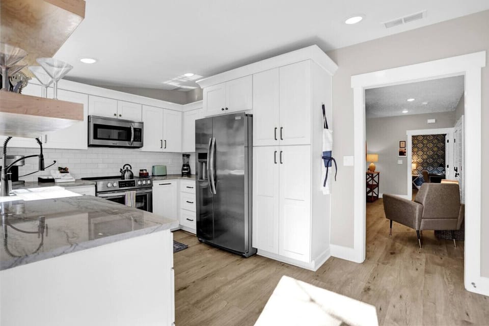 The kitchen`s ready for you! Whether you want to whip up a meal or reheat takeaways from the nearby restaurants