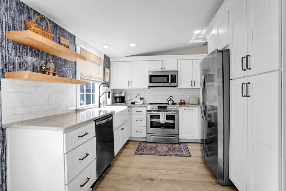 Modern and functional—perfect for everything from light snacks to hearty dinners