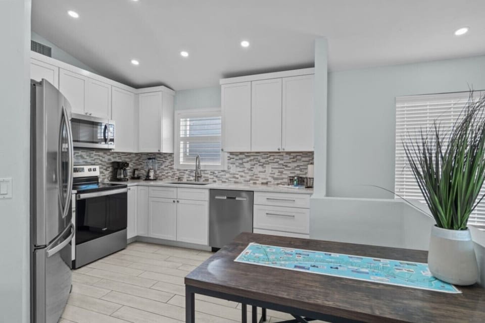 From morning coffee to family feasts, this kitchen is made for it all.