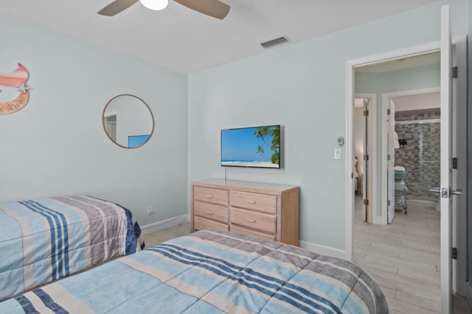 Bright, cheerful, and ready for sweet vacation dreams