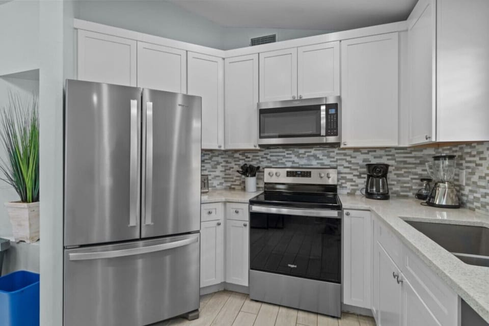 Whip up fresh seafood dinners, or just a cup of coffee in this fully stocked coastal kitchen.