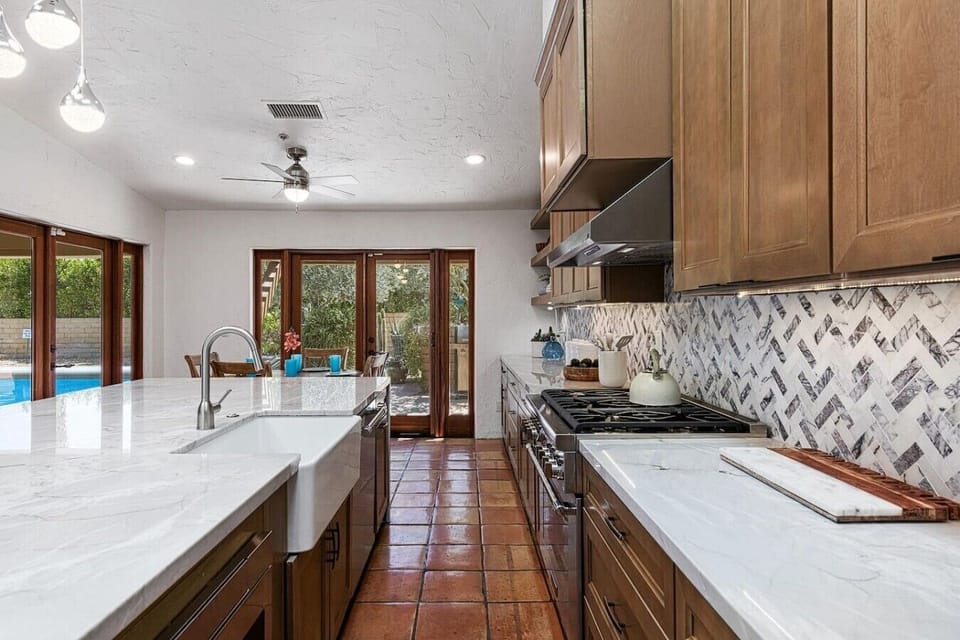 Fully-Equipped Kitchen With Breakfast Nook, Thermardor Appliances, Wine Refriger
