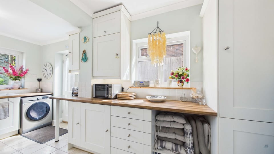 Modern fitted kitchen in family and dog friendly Gurnard holiday cottage 