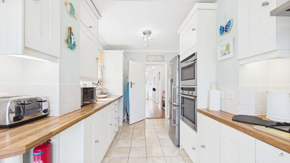 Modern fitted kitchen in family and dog friendly Gurnard holiday cottage 