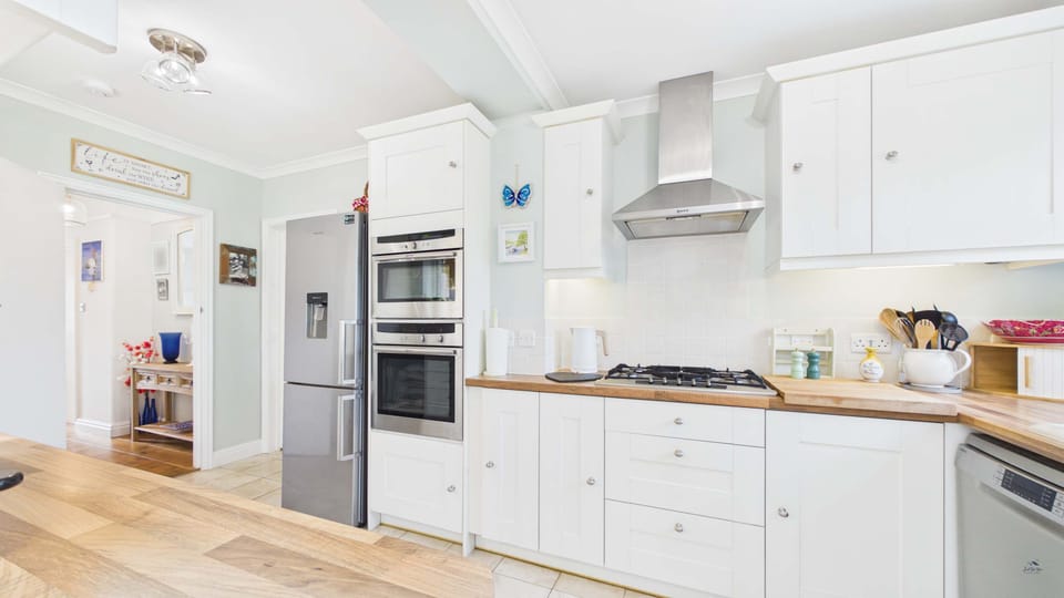 Bright modern kitchen in Isle of Wight holiday cottage 