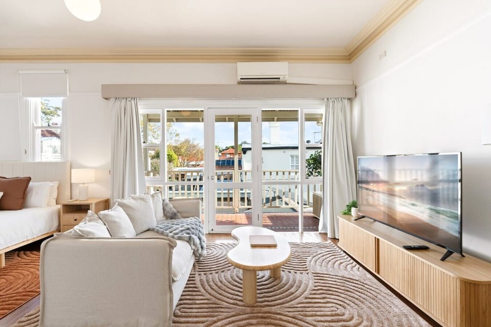 Verona House Glebe Room 8-2 TV
