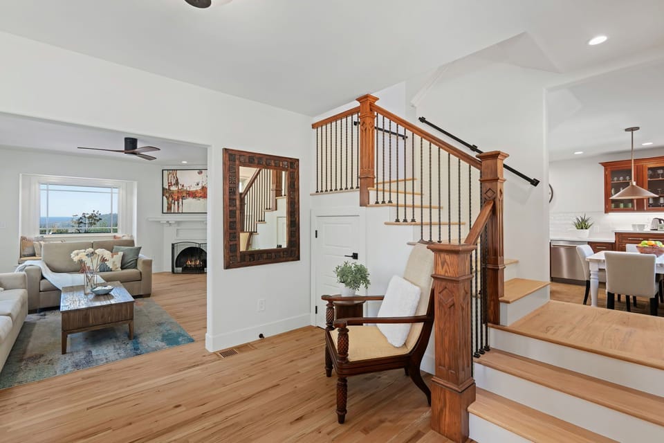 Foyer - All bedrooms upstairs