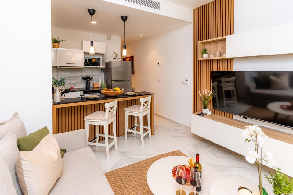 Aqua Marahou! Poolside Escape   Modern 1BR Retreat (2647)
