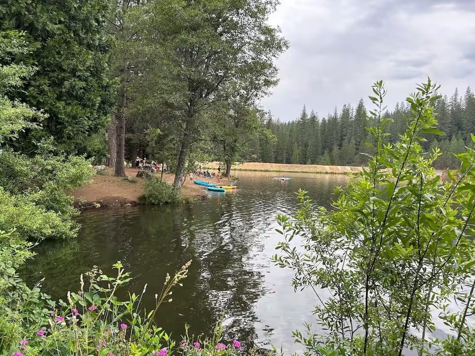Short three minute walk to Fly in Acres Lake